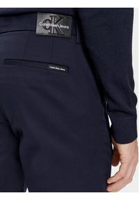 Calvin Klein Jeans Chinosy J30J317669 Granatowy Slim Fit. Kolor: niebieski. Materiał: bawełna #6
