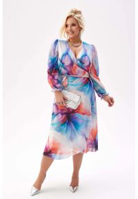 Moda Size Plus Iwanek - Elegancka szyfonowa sukienka Aquarella - lekkość, elegancja i artystyczny styl PLUS SIZE XXL. Okazja: na wesele, na imprezę, na ślub cywilny. Kolekcja: plus size. Materiał: szyfon. Wzór: aplikacja, kwiaty, nadruk. Typ sukienki: dla puszystych. Styl: elegancki