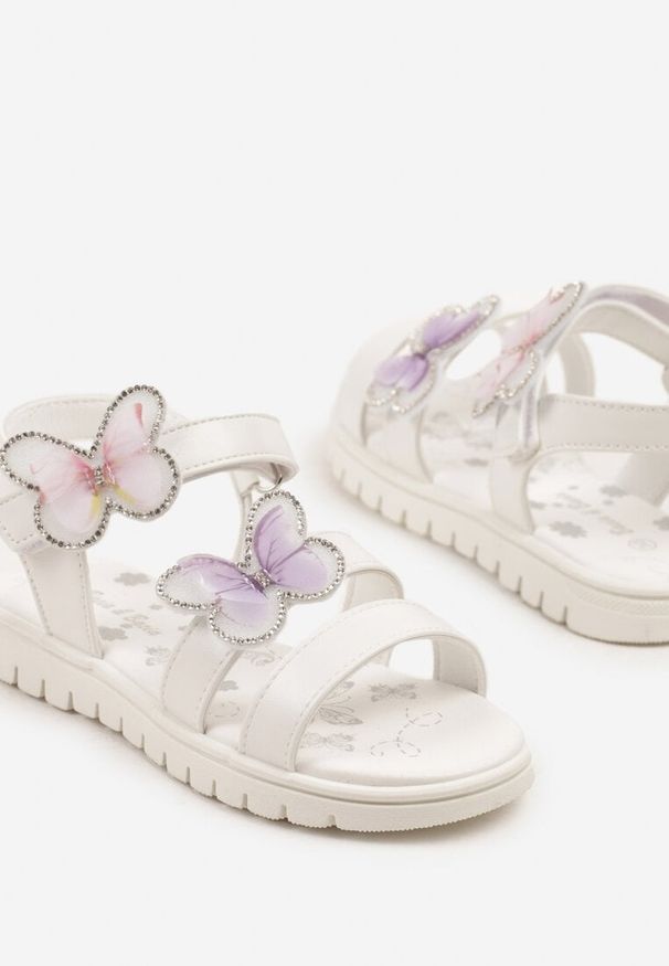 Born2be - Białe Sandały z Motylami 3D i Cyrkoniami Clelianne. Okazja: na urodziny, na spacer, na imprezę, na co dzień. Zapięcie: rzepy. Kolor: biały. Styl: casual, elegancki