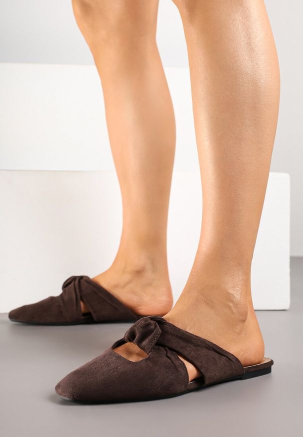 Born2be - Ciemnobrązowe Klapki Mule Vices Zdobione Supłem Lavisse. Okazja: na spotkanie biznesowe, do pracy, na co dzień. Kolor: brązowy. Materiał: jeans. Wzór: aplikacja. Obcas: na płaskiej podeszwie. Styl: biznesowy, klasyczny, elegancki, casual