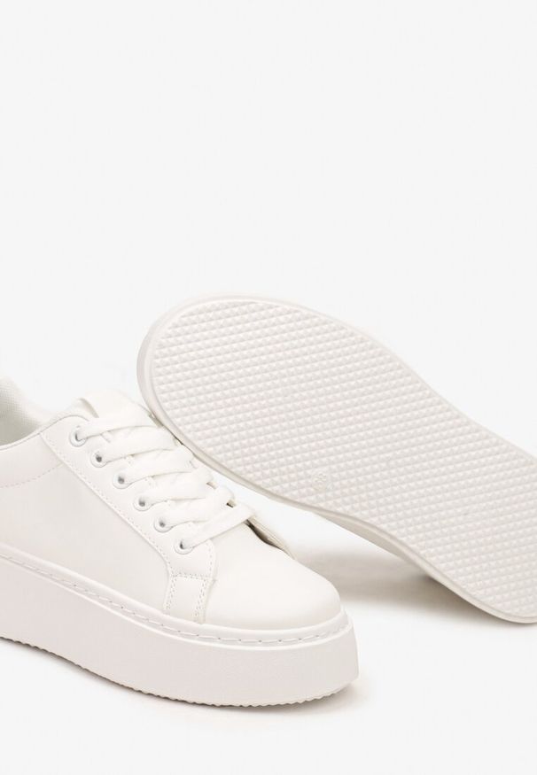 Renee - Biało-Czarne Basicowe Sneakersy na Platformie Tiaeliana. Okazja: na co dzień. Kolor: biały. Materiał: jeans. Wzór: aplikacja. Obcas: na platformie