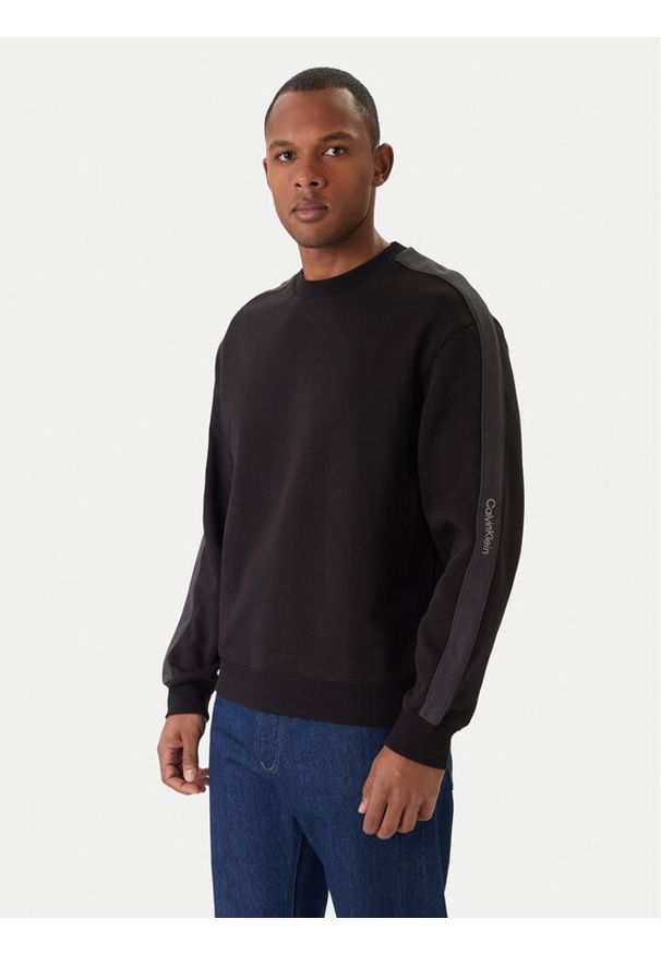 Calvin Klein Jeans Bluza Logo Tape J30J327230 Czarny Regular Fit. Kolor: czarny. Materiał: bawełna