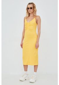 Vero Moda sukienka kolor żółty midi dopasowana. Kolor: żółty. Materiał: poliester, dzianina. Długość rękawa: na ramiączkach. Wzór: gładki. Typ sukienki: dopasowane. Długość: midi