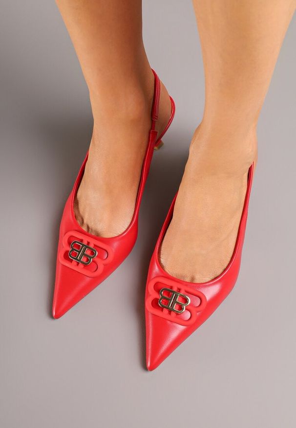 Renee - Czerwone Sandały Vices na Kaczuszce Typu Slingback Ozdobione Metaliczną Aplikacją Lilarunea. Okazja: na co dzień. Kolor: czerwony. Materiał: jeans. Wzór: aplikacja. Sezon: lato. Obcas: na szpilce. Styl: elegancki, casual