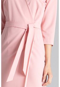 Figl - Elegancka sukienka z kopertowym dekoltem i wiązaniem różowa. Okazja: do pracy, na spotkanie biznesowe. Kolor: różowy. Typ sukienki: kopertowe. Styl: elegancki #2