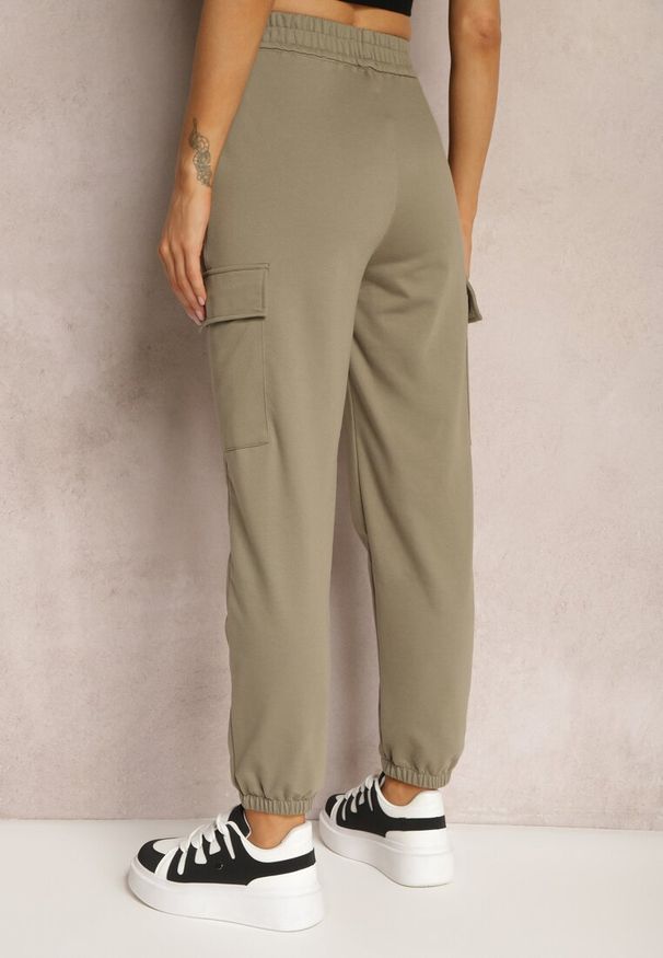 Renee - Ciemnozielone Bawełniane Spodnie z Gumką w Talii w Sportowym Stylu Cargo Lofriena. Okazja: na co dzień. Stan: podwyższony. Kolor: zielony. Materiał: bawełna. Styl: sportowy