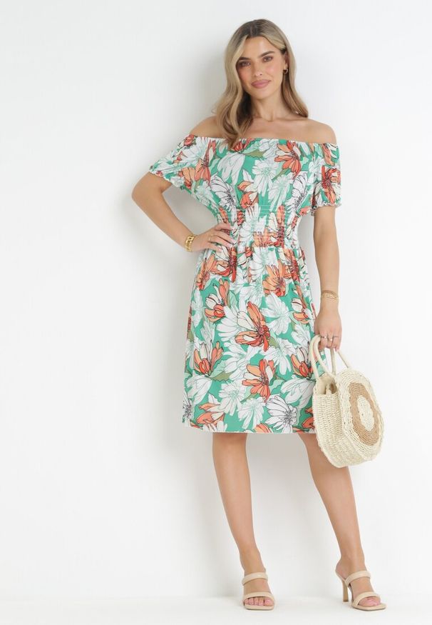 Born2be - Zielona Sukienka Midi Hiszpanka z Gumkami w Pasie Asarina. Okazja: na co dzień. Typ kołnierza: dekolt hiszpanka. Kolor: zielony. Materiał: tkanina. Wzór: kwiaty. Styl: casual. Długość: midi