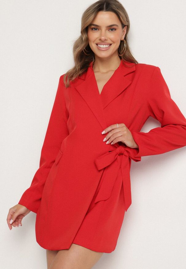 Born2be - Czerwona Kopertowa Sukienka z Imitacją Kieszeni Talriti. Kolor: czerwony. Typ sukienki: kopertowe. Styl: elegancki