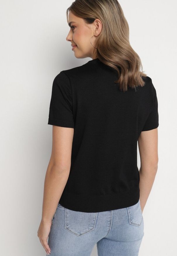 Born2be - Czarny T-shirt Ozdobiony Naszywkami Perełkami i Cyrkoniami Karavia. Okazja: na spacer, na co dzień. Kolor: czarny. Materiał: jeans. Wzór: aplikacja. Styl: casual, klasyczny