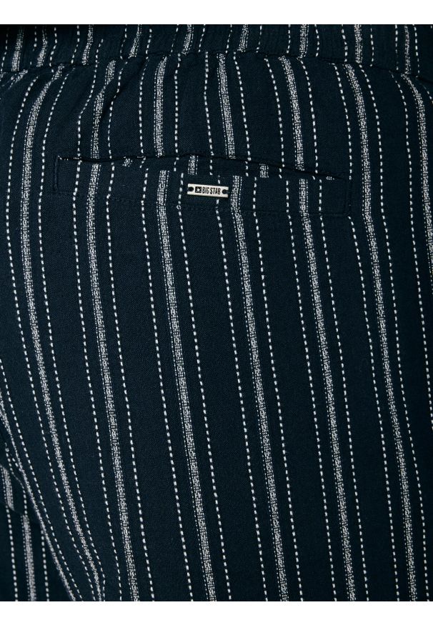 Big-Star - Szorty męskie z domieszką lnu granatowe Gofrisz 403. Okazja: na co dzień, na spacer. Kolor: niebieski. Materiał: len. Wzór: prążki. Sezon: lato. Styl: elegancki, klasyczny, wakacyjny, casual