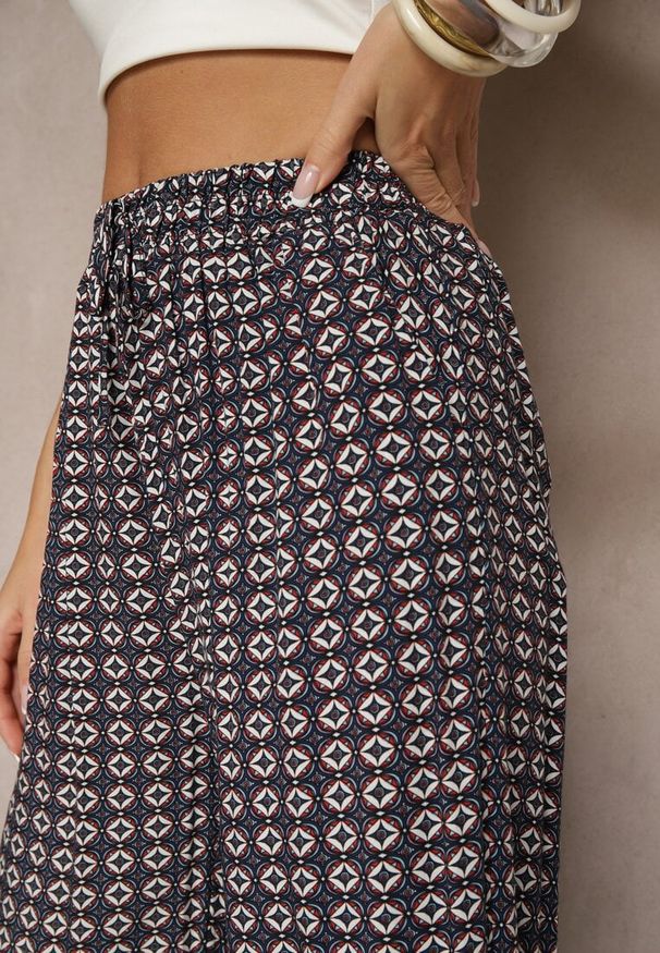 Renee - Granatowe Spodnie o Szerokim Kroju High Waist z Geometrycznym Wzorem Farisia. Stan: podwyższony. Kolor: niebieski. Materiał: bawełna. Wzór: geometria. Styl: elegancki