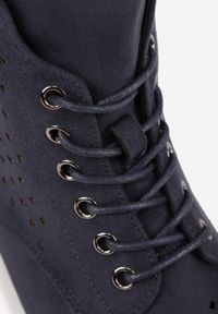 Renee - Granatowe Botki VICES z Ażurowymi Zdobieniami w Stylu Retro Limoni. Okazja: na co dzień. Zapięcie: sznurówki. Kolor: niebieski. Materiał: jeans. Szerokość cholewki: normalna. Wzór: ażurowy, aplikacja. Styl: retro #5