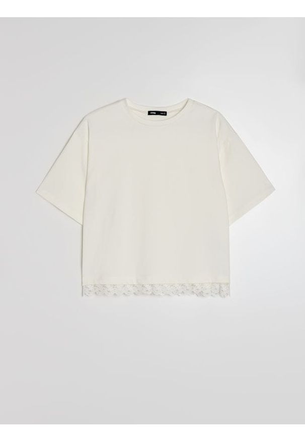 Sinsay - Bawełniana koszulka z ozdobną koronką - kremowy. Kolor: kremowy. Materiał: bawełna, koronka. Wzór: koronka