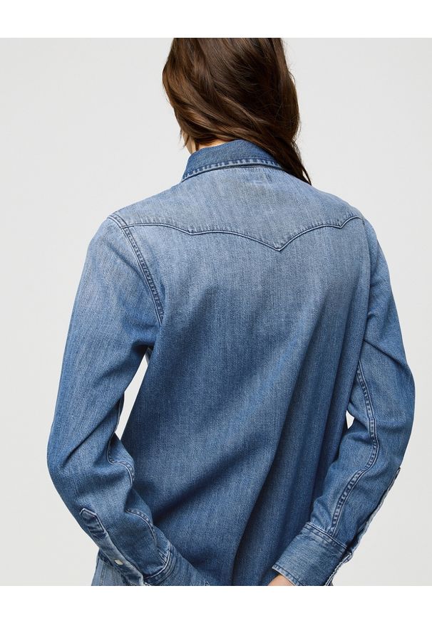 Wrangler - DAMSKA KOSZULA JEANSOWA WRANGLER HERITAGE SHIRT LIGHT HAND 112373227. Materiał: jeans