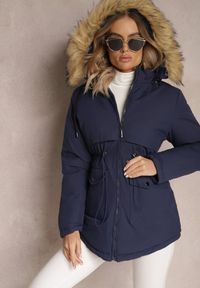 Renee - Granatowa Kurtka Parka z Odpinanym Kapturem i Futerkiem Veazee. Okazja: na co dzień. Kolor: niebieski. Materiał: futro. Sezon: zima. Styl: klasyczny, elegancki, casual