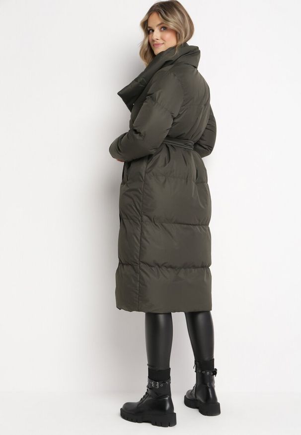 Born2be - Ciemnozielona Kurtka Płaszcz Zapinana na Napy Ukryte pod Plisą z Kieszeniami i Paskiem Ritallas. Okazja: na spacer, na co dzień. Typ kołnierza: kołnierzyk stójkowy. Kolor: zielony. Materiał: jeans, materiał. Długość: długie. Sezon: zima, jesień. Styl: elegancki, casual