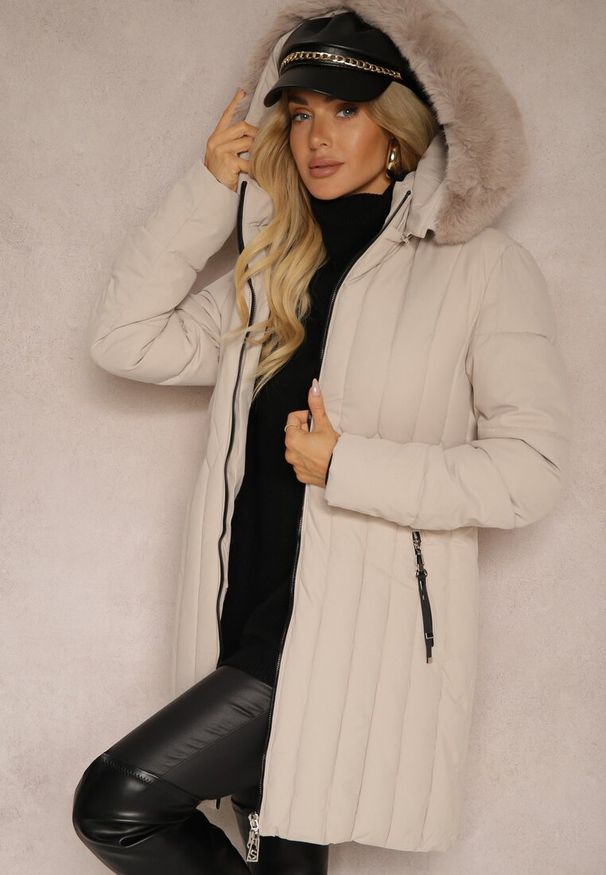 Renee - Beżowa Pionowo Pikowana Kurtka z Kapturem z Futrzanym Wykończeniem i Wiązanym Paskiem Leozelle. Okazja: na spacer. Typ kołnierza: kaptur. Kolor: beżowy. Materiał: futro