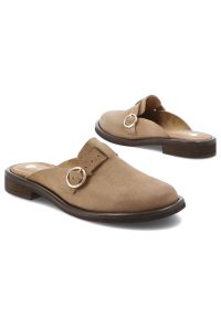 Klapki damskie Armodo, skórzane typu mule z zabudowanym noskiem i ozdobnym paskiem z klamrą osadzone na niskim obcasie, beżowe, 1720. Okazja: na co dzień. Kolor: beżowy. Materiał: skóra. Sezon: wiosna, lato. Obcas: na obcasie. Styl: casual, elegancki, klasyczny. Wysokość obcasa: niski #3