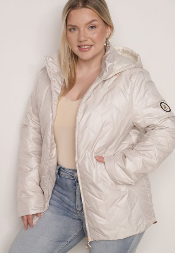 Born2be - Jasnoszara Pikowana Kurtka Przejściowa o Prostym Kroju z Kapturem Vimoris. Okazja: na co dzień, na spacer. Typ kołnierza: kaptur. Kolekcja: plus size. Kolor: szary. Materiał: jeans, poliester. Styl: casual, elegancki