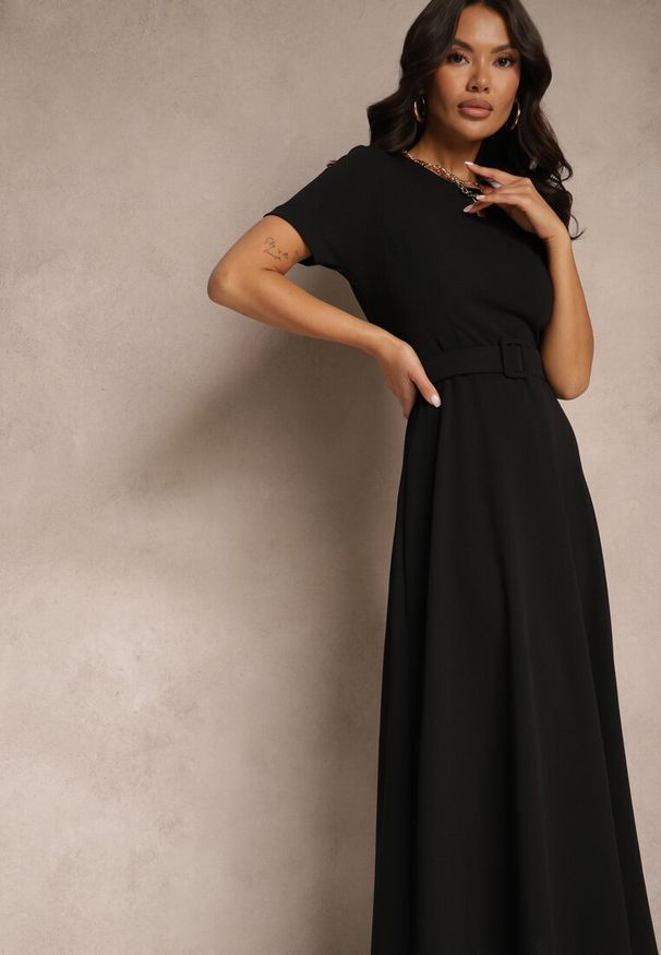 Renee - Czarna Sukienka o Rozkloszowanym Kroju z Ozdobnym Paskiem Desiliena. Okazja: na co dzień. Kolor: czarny. Materiał: denim. Typ sukienki: rozkloszowane. Styl: casual, elegancki, klasyczny