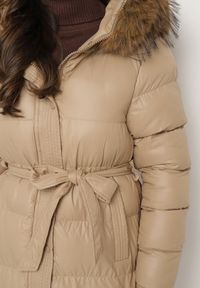 Born2be - Beżowa Długa Pikowana Kurtka z Kapturem Odpinanym Futerkiem i Paskiem w Talii Serenira. Okazja: na spacer. Typ kołnierza: kaptur. Kolor: beżowy. Materiał: futro. Długość: długie #3
