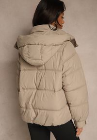 Renee - Brązowa Oversizowa Kurtka Puffer z Kapturem i Naszywką przy Rękawie Azine. Okazja: na co dzień. Typ kołnierza: kaptur. Kolor: brązowy. Materiał: jeans, dzianina. Wzór: aplikacja. Styl: casual #5