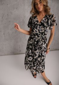 Renee - Czarna Kopertowa Sukienka z Wiązanym Paskiem w Kwiatowy Print z Brokatem Runewea. Okazja: na randkę. Kolor: czarny. Wzór: kwiaty, nadruk. Typ sukienki: kopertowe. Styl: boho #5