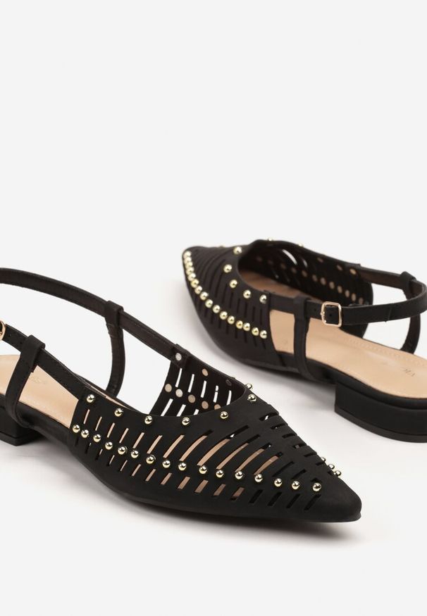 Renee - Czarne Sandały Vices w Stylu Mules z Nitami i Drobnymi Wycięciami Vevalora. Okazja: na co dzień. Kolor: czarny. Obcas: na obcasie. Styl: casual, elegancki. Wysokość obcasa: średni