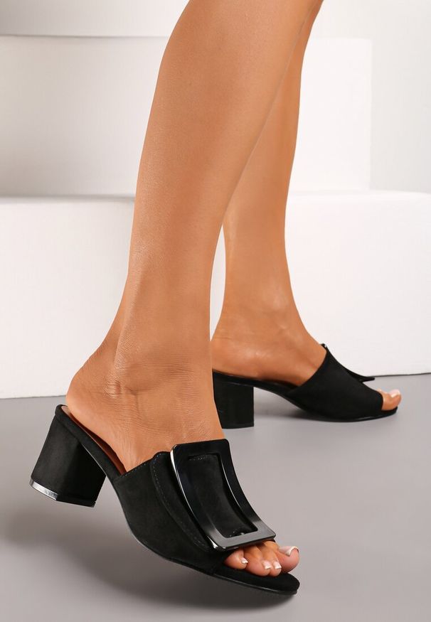 Renee - Czarne Klapki na Słupku z Metaliczną Ozdobą na Froncie Tloris. Okazja: na co dzień. Nosek buta: otwarty. Kolor: czarny. Materiał: jeans. Wzór: aplikacja. Sezon: wiosna, lato. Obcas: na słupku. Styl: casual