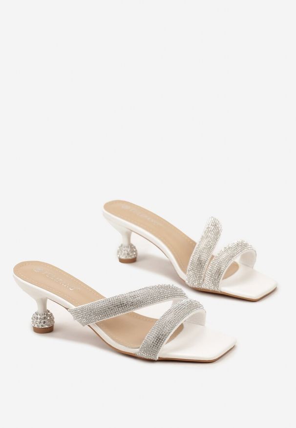 Born2be - Białe Klapki na Ozdobnym Niskim Obcasie z Cyrkoniami na Paskach Tenli. Kolor: biały. Obcas: na obcasie. Styl: glamour, elegancki. Wysokość obcasa: niski