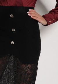 Born2be - Czarna Dzianinowa Spódnica z Wiskozą Zdobiona Koronką i Guzikami Sewora. Okazja: na co dzień. Kolor: czarny. Materiał: koronka, wiskoza, dzianina. Wzór: koronka, aplikacja. Styl: klasyczny, casual #3