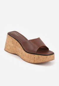 Born2be - Brązowe Klapki VICES z Kwadratowym Noskiem na Koturnie z Imitacji Korka Cordereida. Okazja: na co dzień. Kolor: brązowy. Materiał: jeans, len. Wzór: haft. Sezon: lato. Obcas: na koturnie. Styl: casual #3