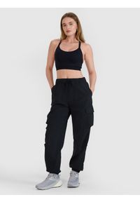 4f - 4F Spodnie casual cargo damskie - czarne XS. Okazja: na co dzień. Kolor: czarny. Materiał: tkanina, syntetyk, materiał. Styl: casual #1