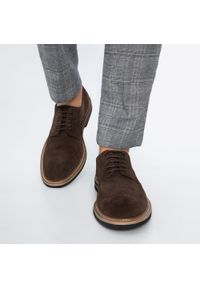Wittchen - Męskie brogsy zamszowe z kontrastową nitką ciemny brąz. Kolor: brązowy. Materiał: zamsz, skóra. Obcas: na obcasie. Styl: elegancki. Wysokość obcasa: średni #7