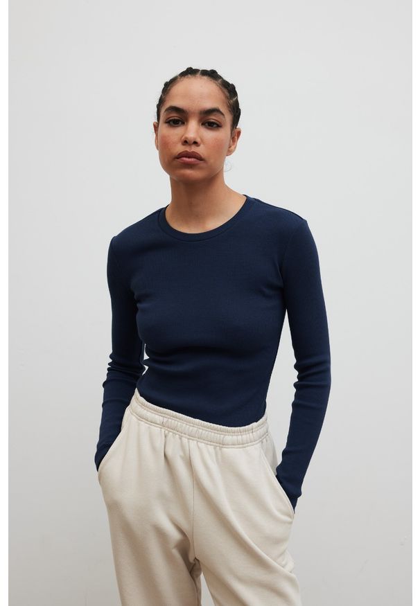 Marsala - Dopasowany top z długim rękawem z prążkowanej dzianiny w kolorze NAVY BLUE - MOODY-S. Materiał: dzianina, prążkowany. Długość rękawa: długi rękaw. Długość: długie