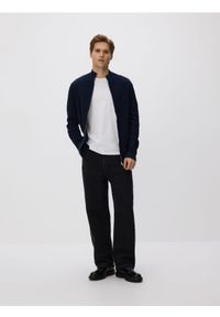 Reserved - Rozpinany sweter ze stójką - granatowy. Typ kołnierza: kołnierzyk stójkowy. Kolor: niebieski. Materiał: bawełna, dzianina