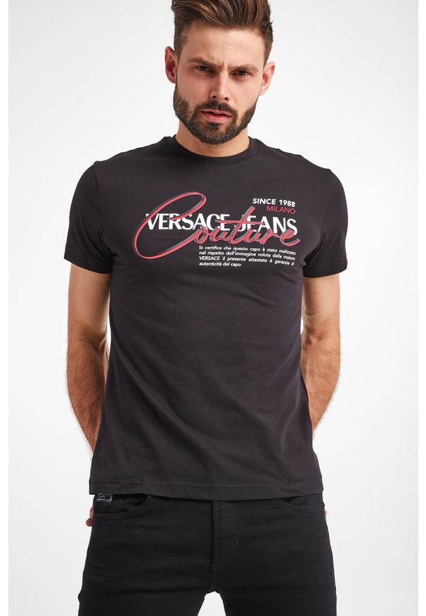 Versace Jeans Couture - T-SHIRT VERSACE JEANS COUTURE. Materiał: bawełna. Długość rękawa: krótki rękaw. Długość: krótkie. Wzór: nadruk, kolorowy