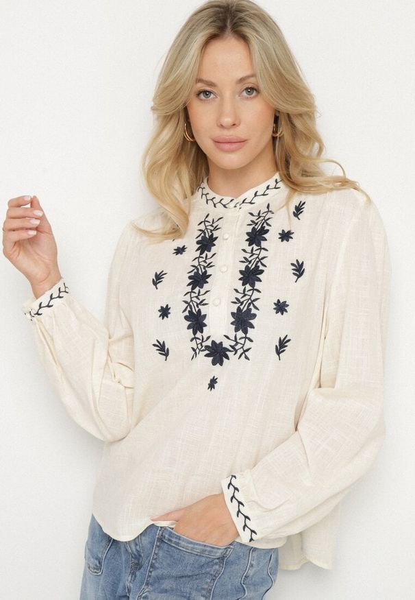 Born2be - Beżowa Koszula z Bawełny ze Stójką i Guzikami Zdobiona Haftem Gonithiel. Okazja: na co dzień. Typ kołnierza: kołnierzyk stójkowy. Kolor: beżowy. Materiał: bawełna. Długość rękawa: długi rękaw. Długość: długie. Wzór: haft, aplikacja. Styl: klasyczny, casual, elegancki