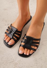 Born2be - Czarne Klapki z Cienkimi Paseczkami Helarah. Okazja: na co dzień, na spacer. Kolor: czarny. Styl: casual, klasyczny, elegancki #1
