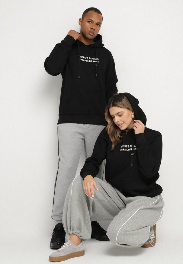 Born2be - Czarna Bluza o Klasycznym Kroju z Kapturem Zdobiona Nadrukiem Sareldi. Okazja: na co dzień. Typ kołnierza: kaptur. Kolor: czarny. Materiał: jeans. Długość rękawa: długi rękaw. Długość: długie. Wzór: nadruk, aplikacja. Styl: klasyczny