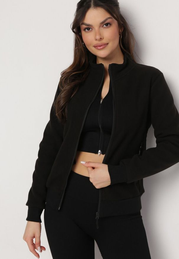 Born2be - Czarna Bluza Polarowa z Szerokim Kołnierzem Natila. Kolor: czarny. Materiał: polar. Styl: sportowy