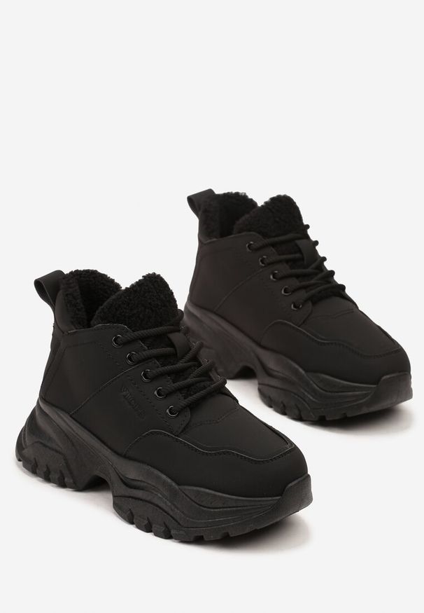 Renee - Czarne Trapery Sneakersy Vices na Platformie z Tłoczeniem Nirrise. Okazja: na co dzień. Kolor: czarny. Materiał: dresówka. Obcas: na platformie. Styl: casual