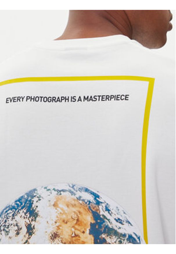 Adidas - adidas T-Shirt National Geographic Graphic KC5417 Biały Regular Fit. Kolor: biały. Materiał: bawełna