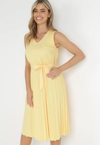 Born2be - Żółta Plisowana Sukienka Midi z Rozkloszowanym Dołem i Materiałowym Paskiem Katinka. Kolor: żółty. Materiał: materiał. Długość: midi #1