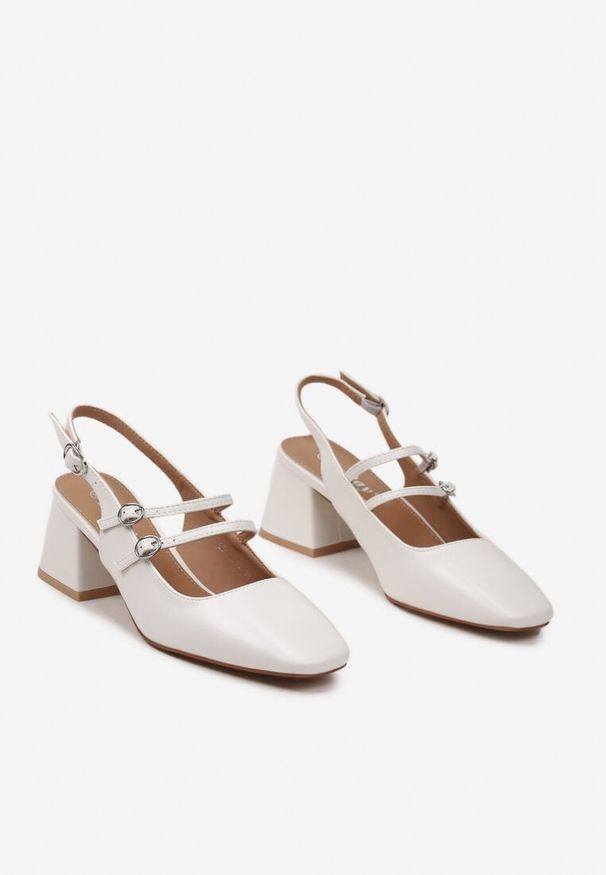 Renee - Białe Czółenka z Ekoskóry Typu Slingback na Słupku z Trzema Sprzączkami Qrevia. Okazja: na co dzień. Zapięcie: sprzączka. Kolor: biały. Wzór: paski. Obcas: na słupku. Styl: casual