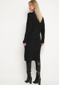 Born2be - Czarna Sweterkowa Sukienka z Wiskozą i Broszką Tinarrea. Okazja: do pracy, na spacer. Kolor: czarny. Materiał: wiskoza. Wzór: aplikacja. Typ sukienki: sportowe. Styl: klasyczny, sportowy #5