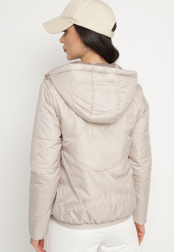 Born2be - Beżowa Casualowa Kurtka z Kapturem i Ozdobnymi Sznurkami Evialinae. Okazja: na co dzień. Typ kołnierza: kaptur. Kolor: beżowy. Materiał: jeans, poliester. Styl: casual