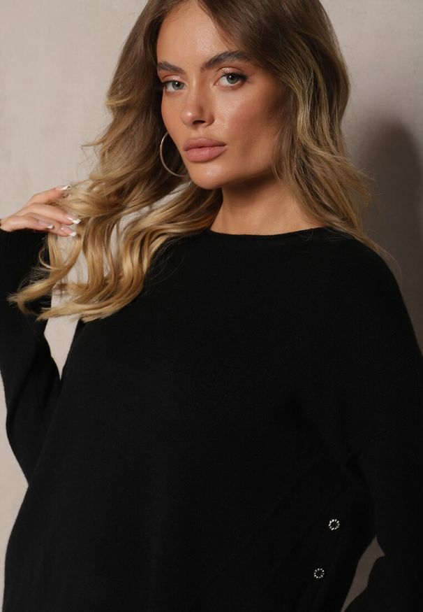 Renee - Czarny Klasyczny Sweter z Cyrkoniami na Guzikach Rerige. Okazja: na co dzień. Typ kołnierza: dekolt w łódkę. Kolor: czarny. Materiał: jeans. Długość rękawa: długi rękaw. Długość: długie. Styl: klasyczny