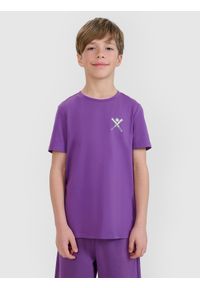 4f - 4F T-shirt regular z nadrukiem chłopięcy - fioletowy 140 (9-10 lat). Okazja: na co dzień. Kolor: fioletowy. Materiał: dzianina, jersey, bawełna. Długość rękawa: krótki rękaw. Długość: krótkie. Wzór: nadruk. Sezon: lato. Styl: sportowy, klasyczny, casual