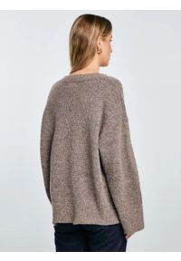 Big-Star - Sweter damski v-neck z dodatkiem wełny brązowy Violina 804. Okazja: do pracy, na co dzień. Kolor: brązowy. Materiał: wełna. Wzór: ze splotem, jednolity. Styl: klasyczny, casual